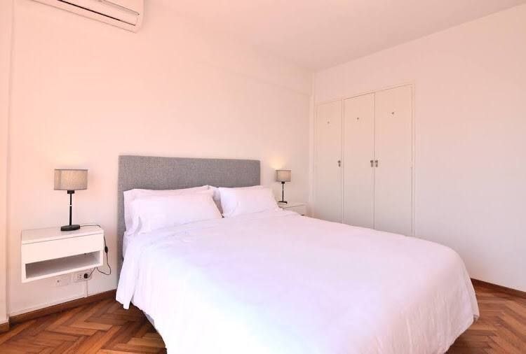 Furnished 1-Bedroom Apartment with Balcony in Recoleta photo 6 of 8