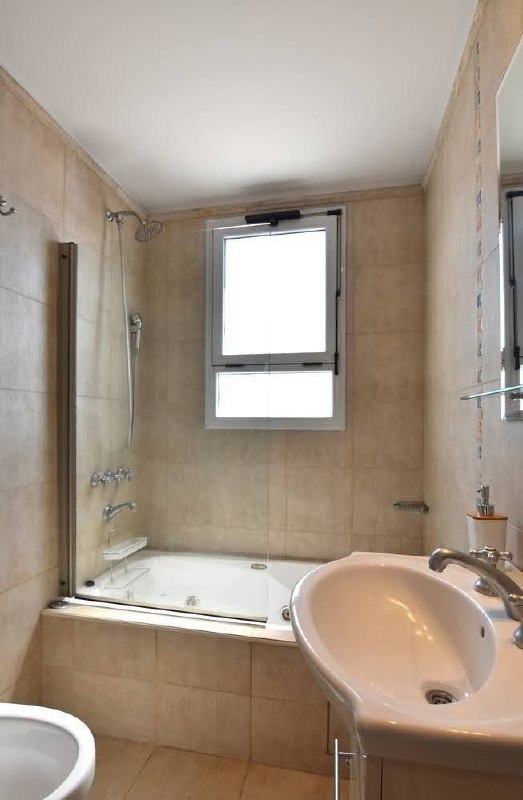 Furnished 1-Bedroom Apartment with Balcony in Recoleta photo 8 of 8
