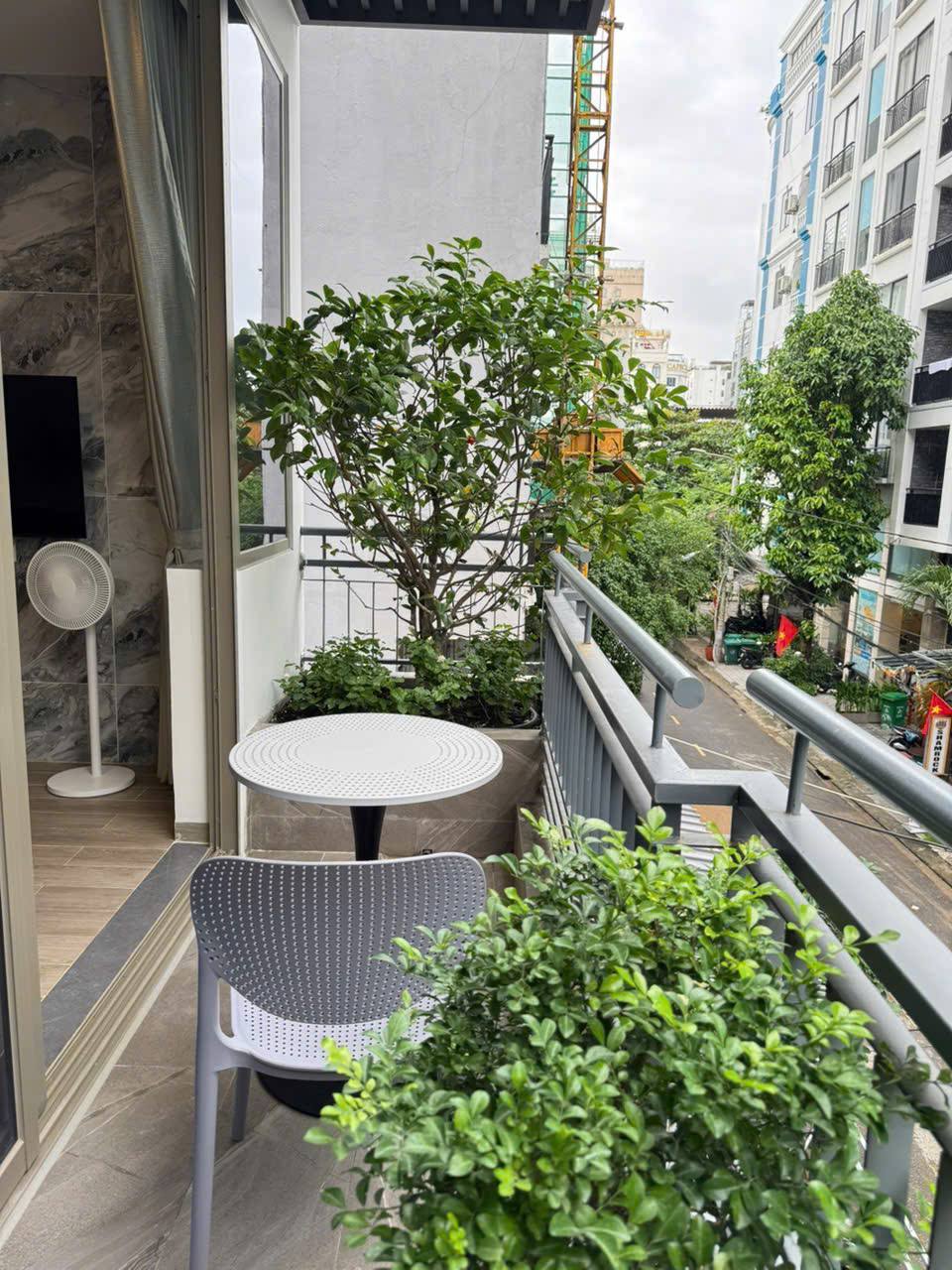 Front-Facing 1-Bedroom Apartment Near My Khe Beach photo 1 of 7