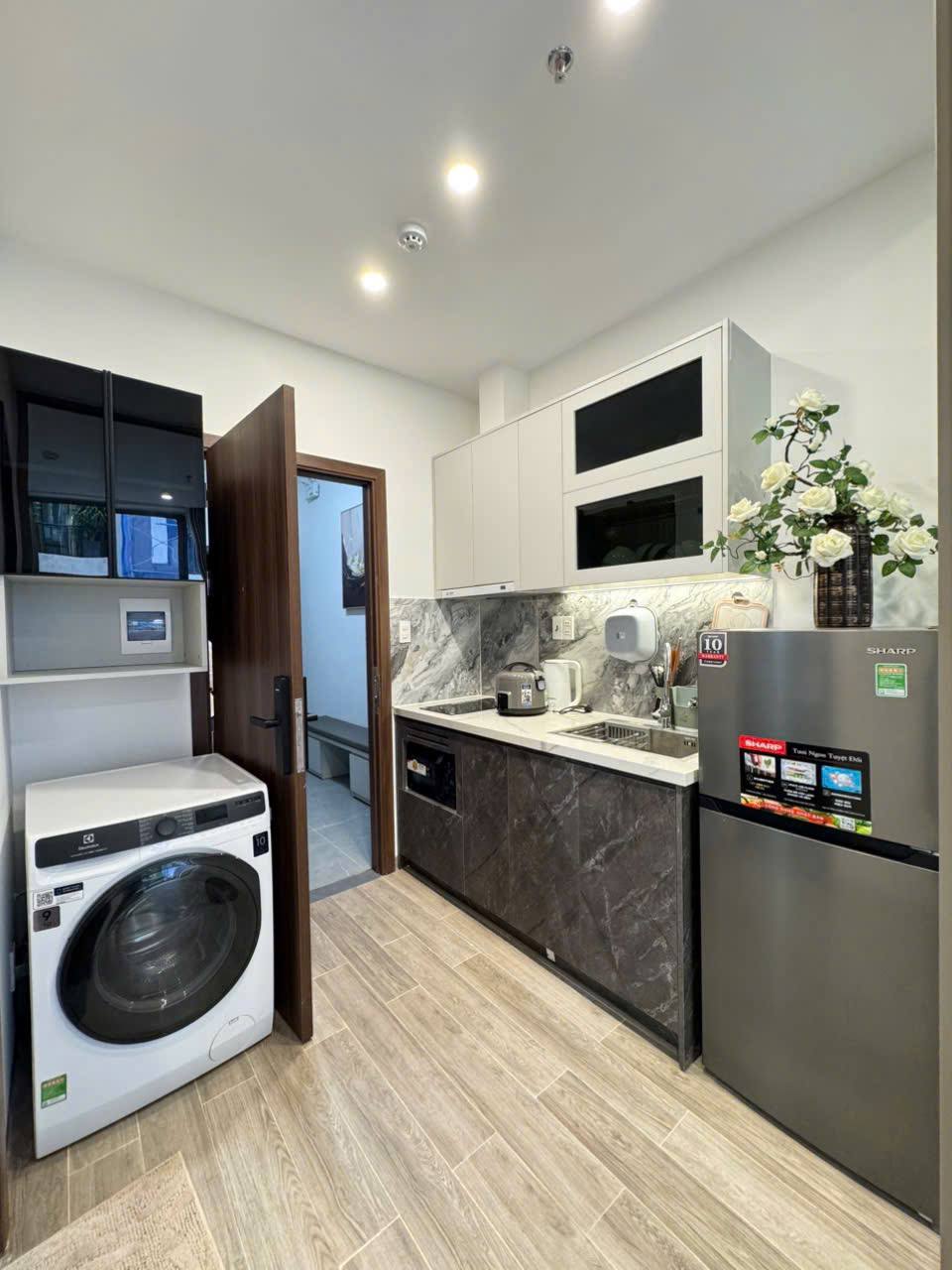 Front-Facing 1-Bedroom Apartment Near My Khe Beach photo 5 of 7
