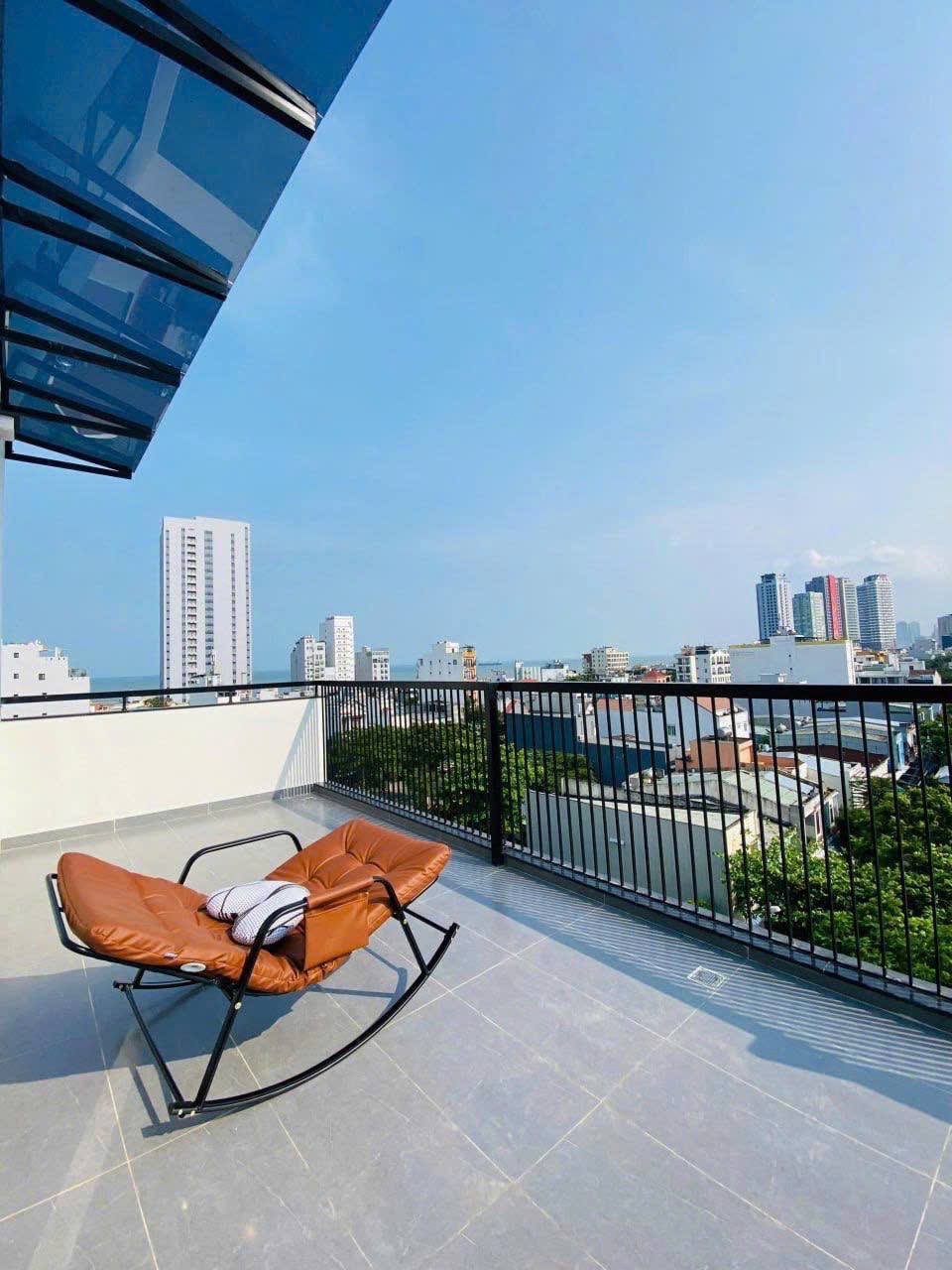 Modern 1-Bedroom Penthouse Apartment photo 2 of 8