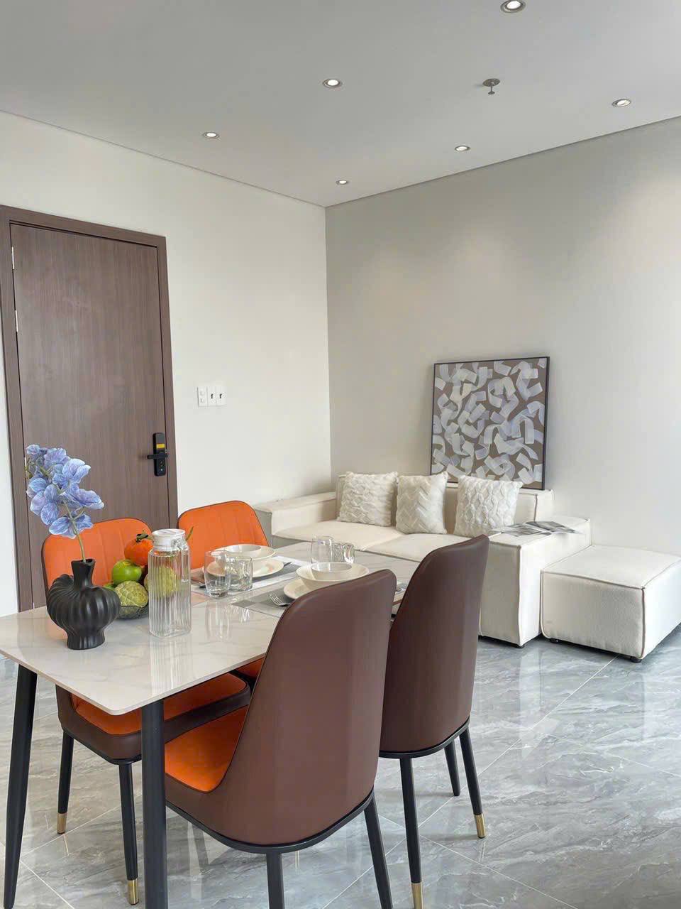 Modern 1-Bedroom Penthouse Apartment photo 3 of 8