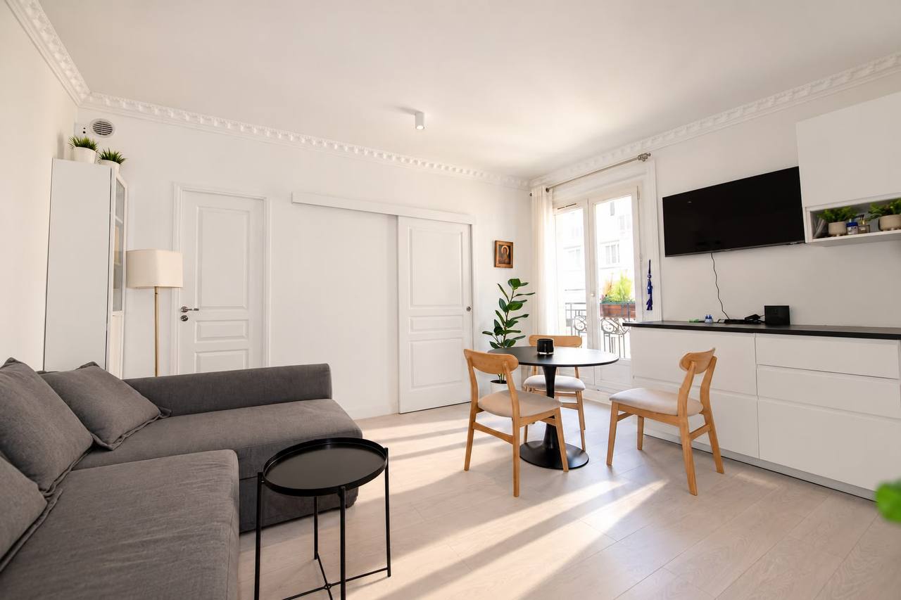 2-Room Apartment in Paris 15th photo 2 of 4