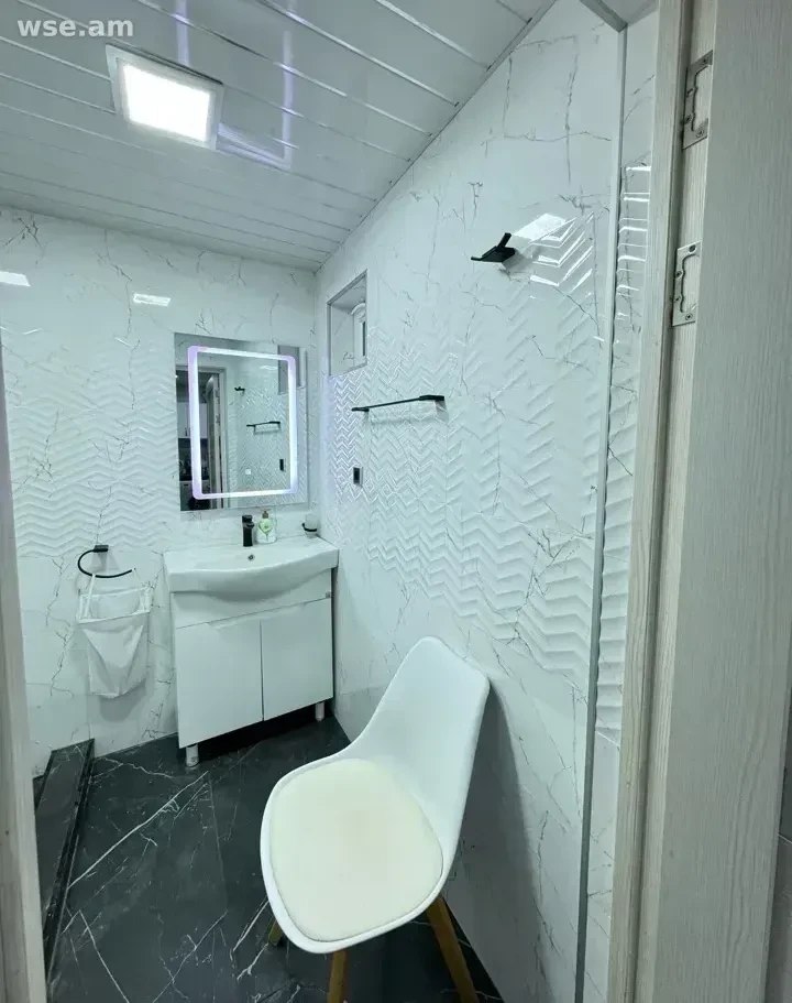 One-Bedroom Apartment for Rent in Kentron photo 4 of 5