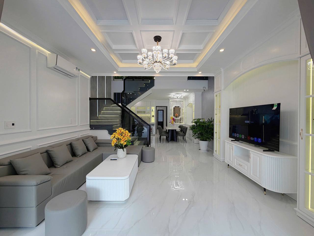 Three-Story House with 4 Bedrooms photo 2 of 8