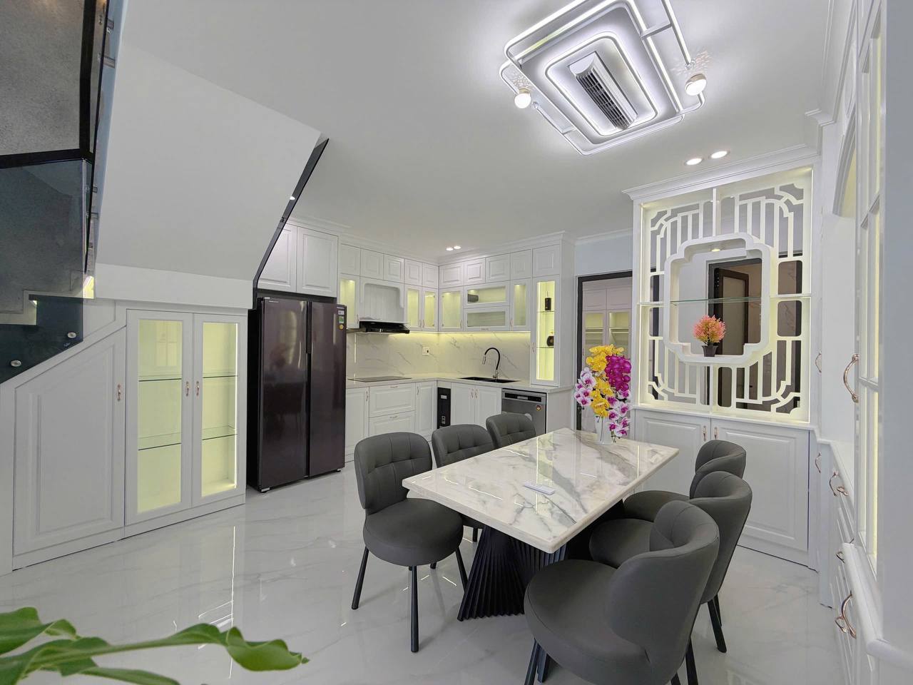 Three-Story House with 4 Bedrooms photo 3 of 8
