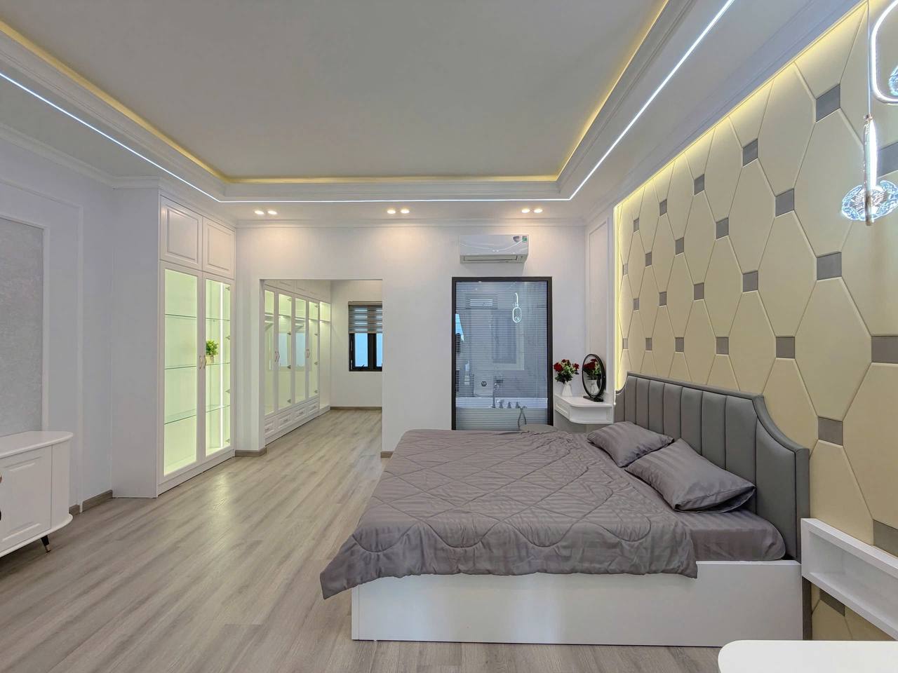 Three-Story House with 4 Bedrooms photo 6 of 8