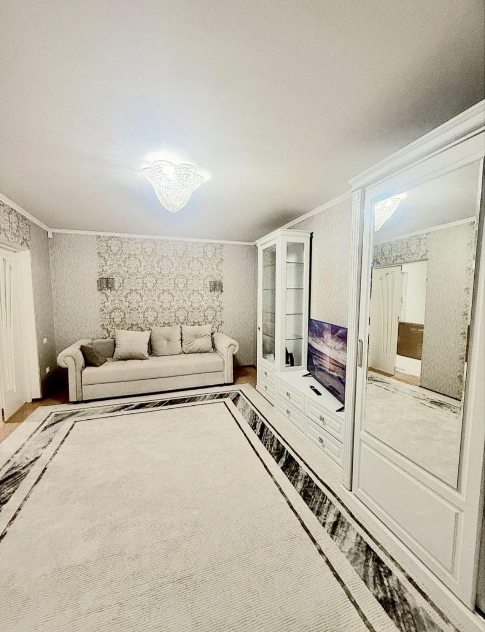 One-Bedroom Apartment in Central Chisinau photo 1 of 8