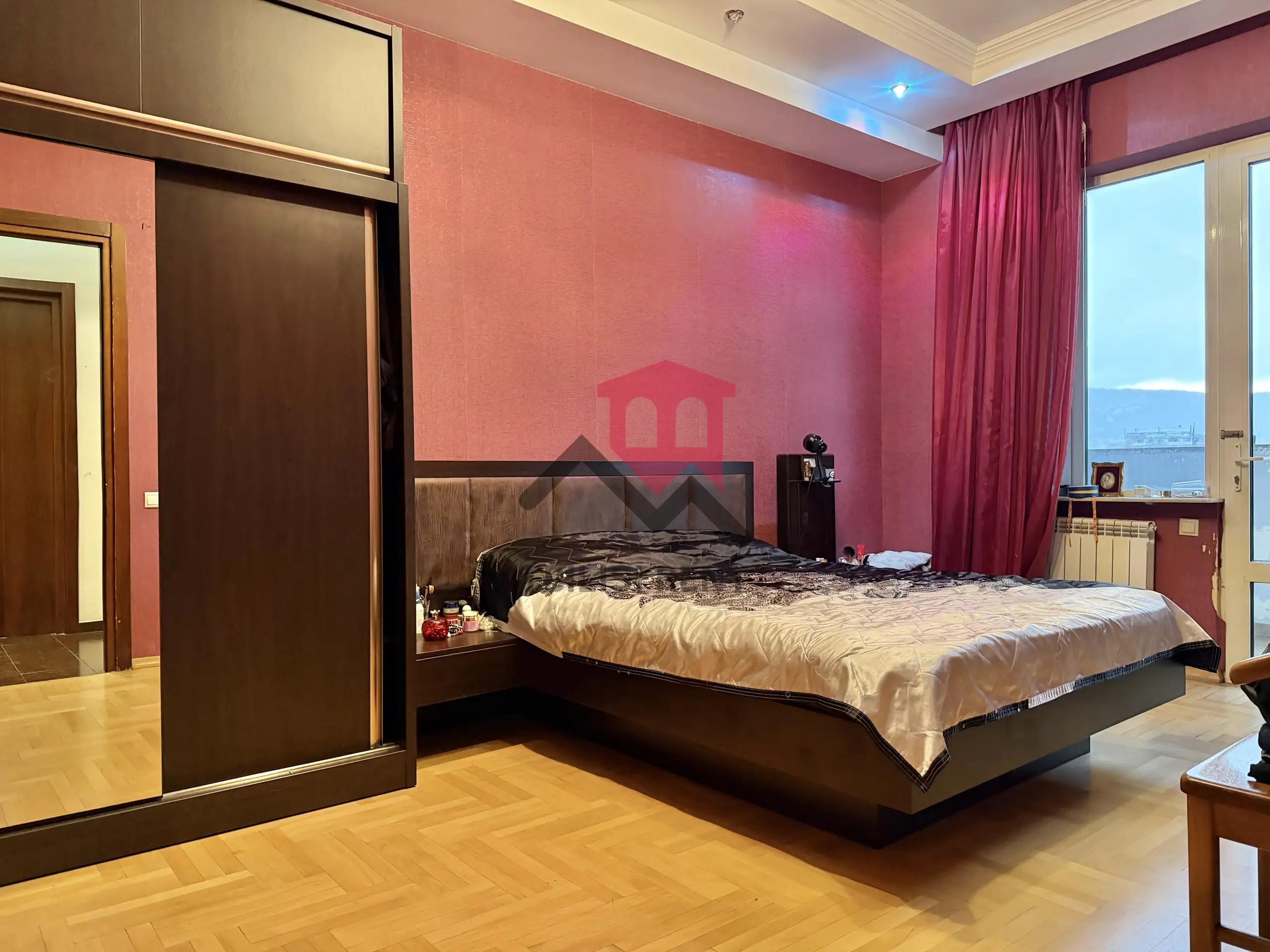 Spacious 3-Bedroom Apartment in Saburtalo photo 5 of 8
