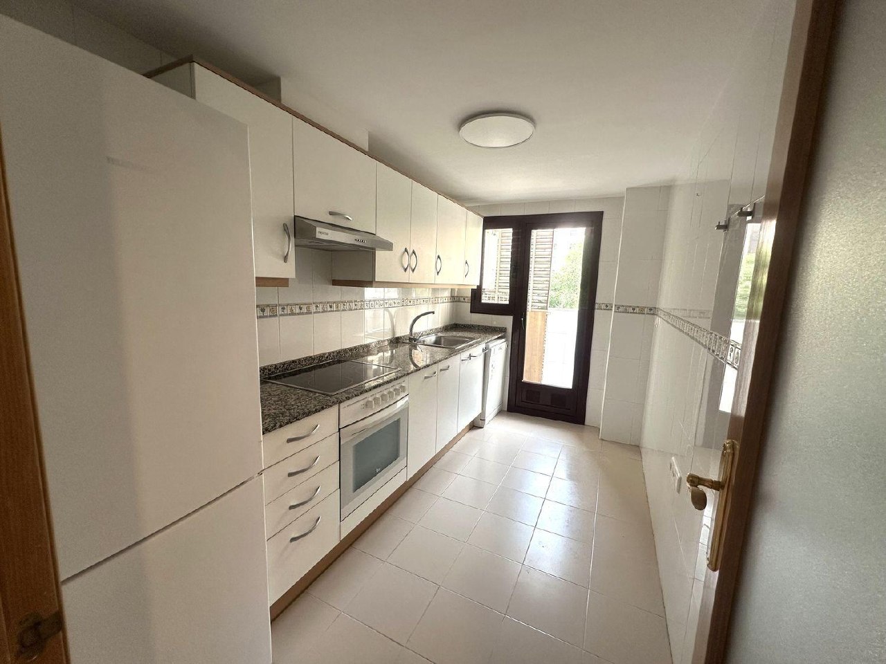 2-Bedroom Apartment with Terrace in Valencia photo 2 of 8