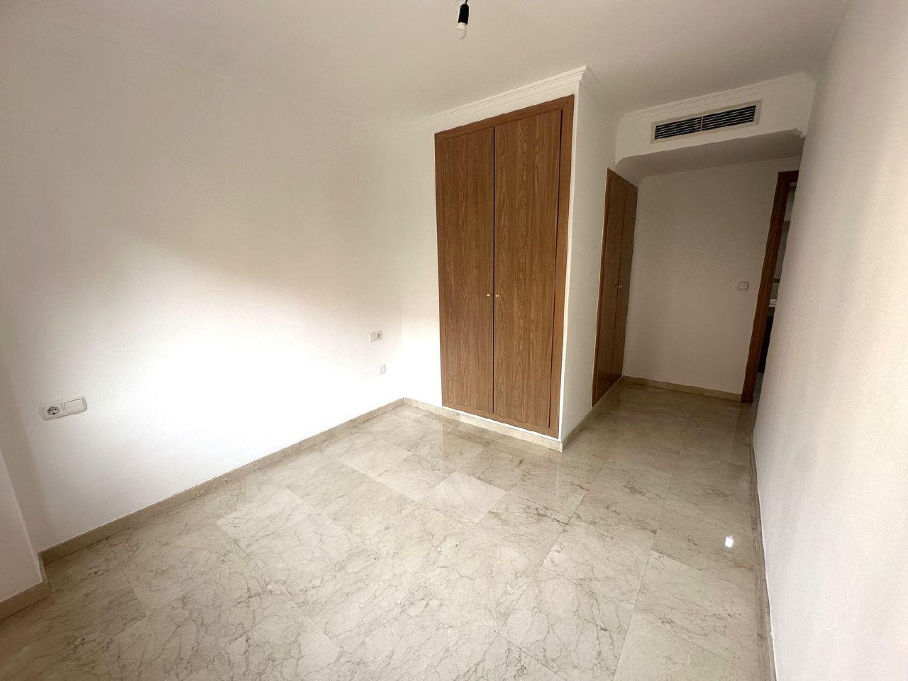 2-Bedroom Apartment with Terrace in Valencia photo 3 of 8