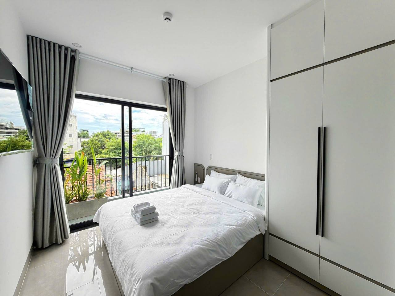Brand-New 1-Bedroom Apartment in Son Tra photo 2 of 8