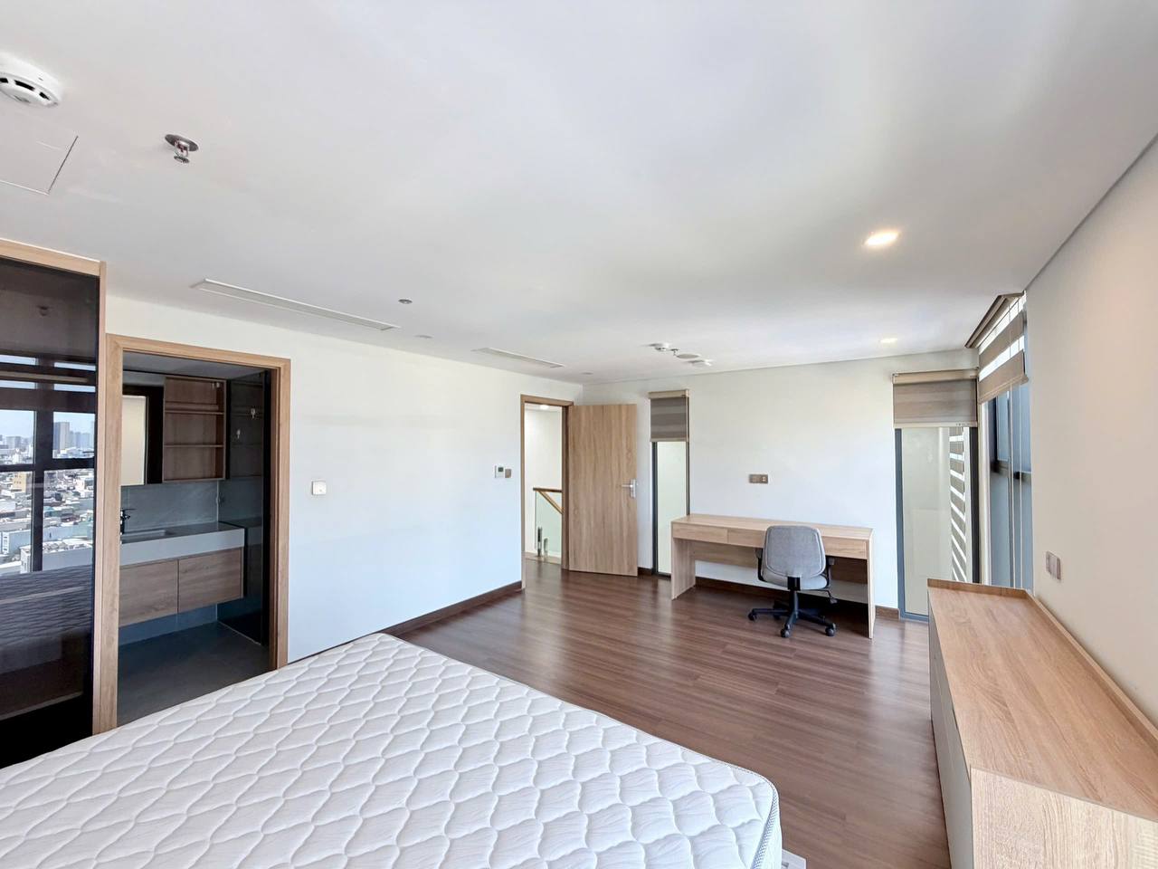 High-Floor 2-Bedroom Apartment with City Views photo 8 of 8