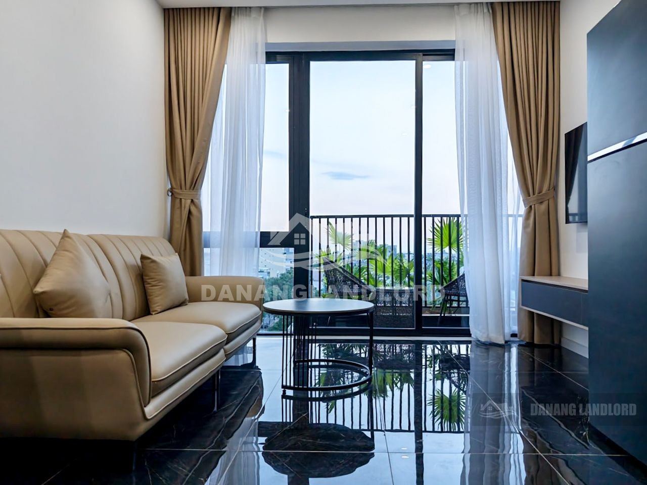 Modern 1-Bedroom Apartment with Pool and Gym photo 1 of 8