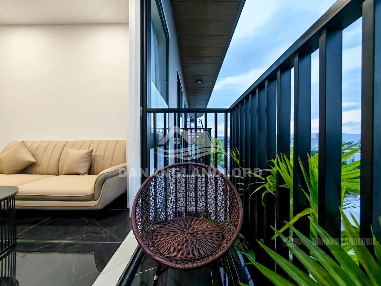 Modern 1-Bedroom Apartment with Pool and Gym photo 3 of 8