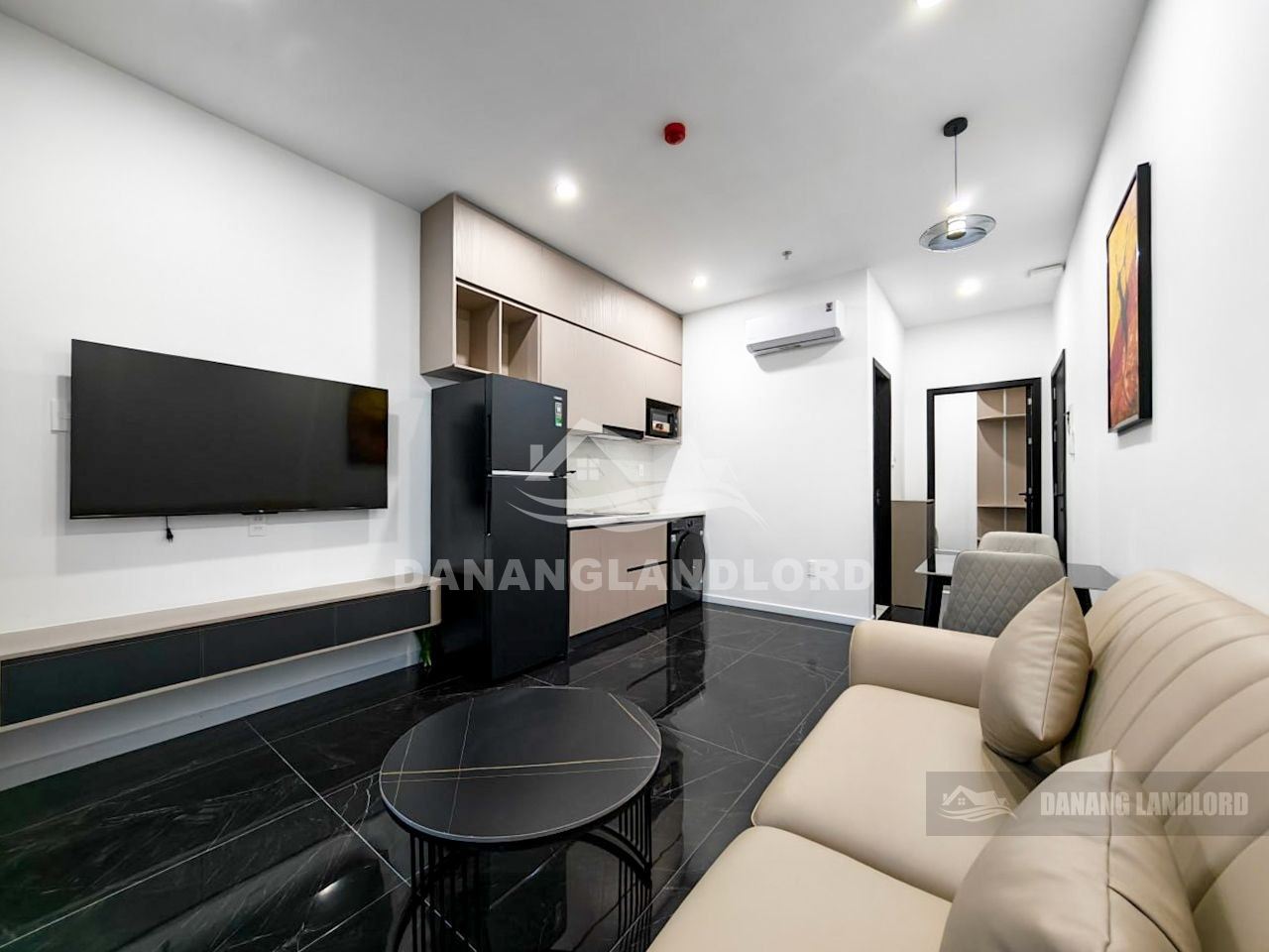 Modern 1-Bedroom Apartment with Pool and Gym photo 4 of 8