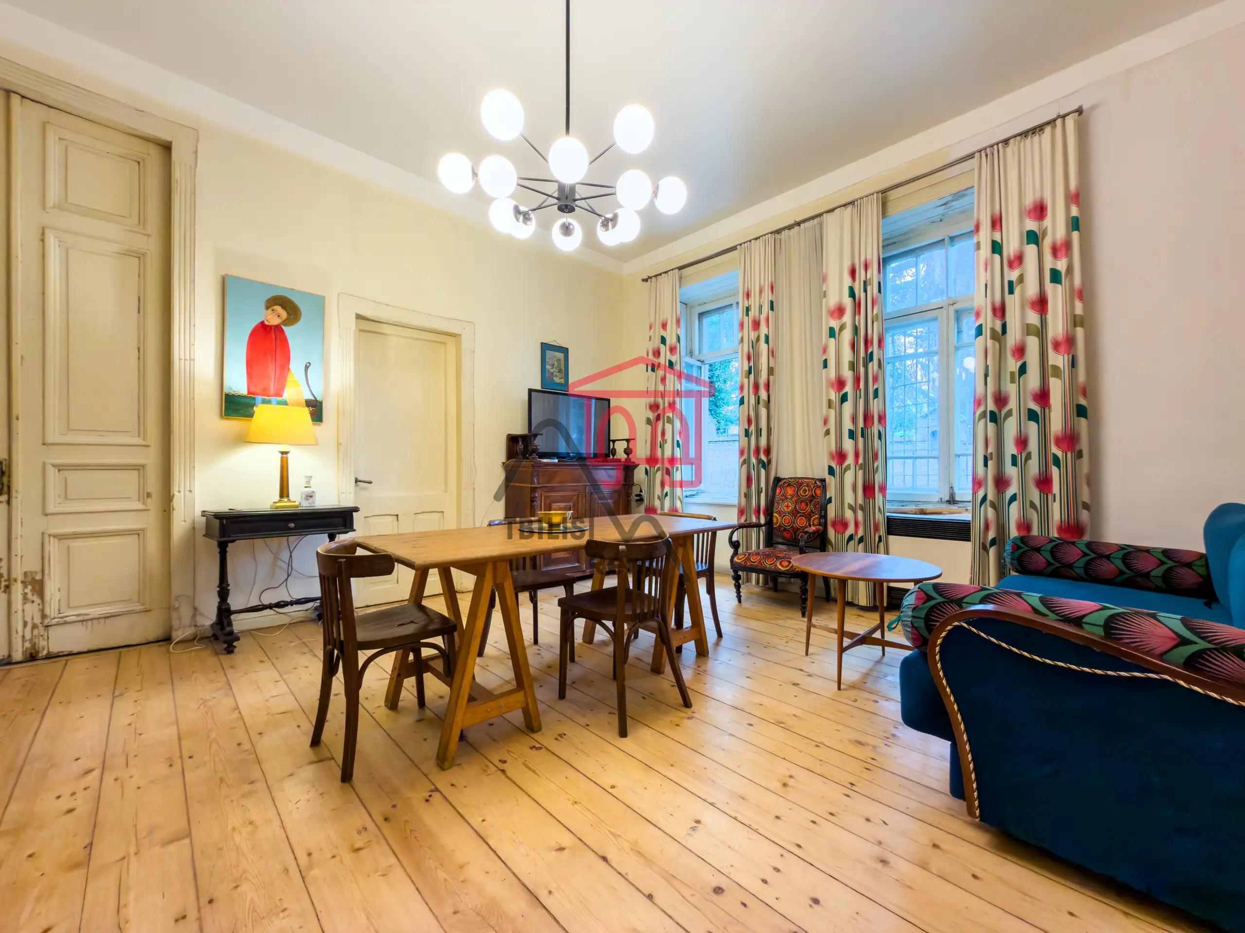 Vintage 2-Bedroom Apartment on Vera photo 1 of 8