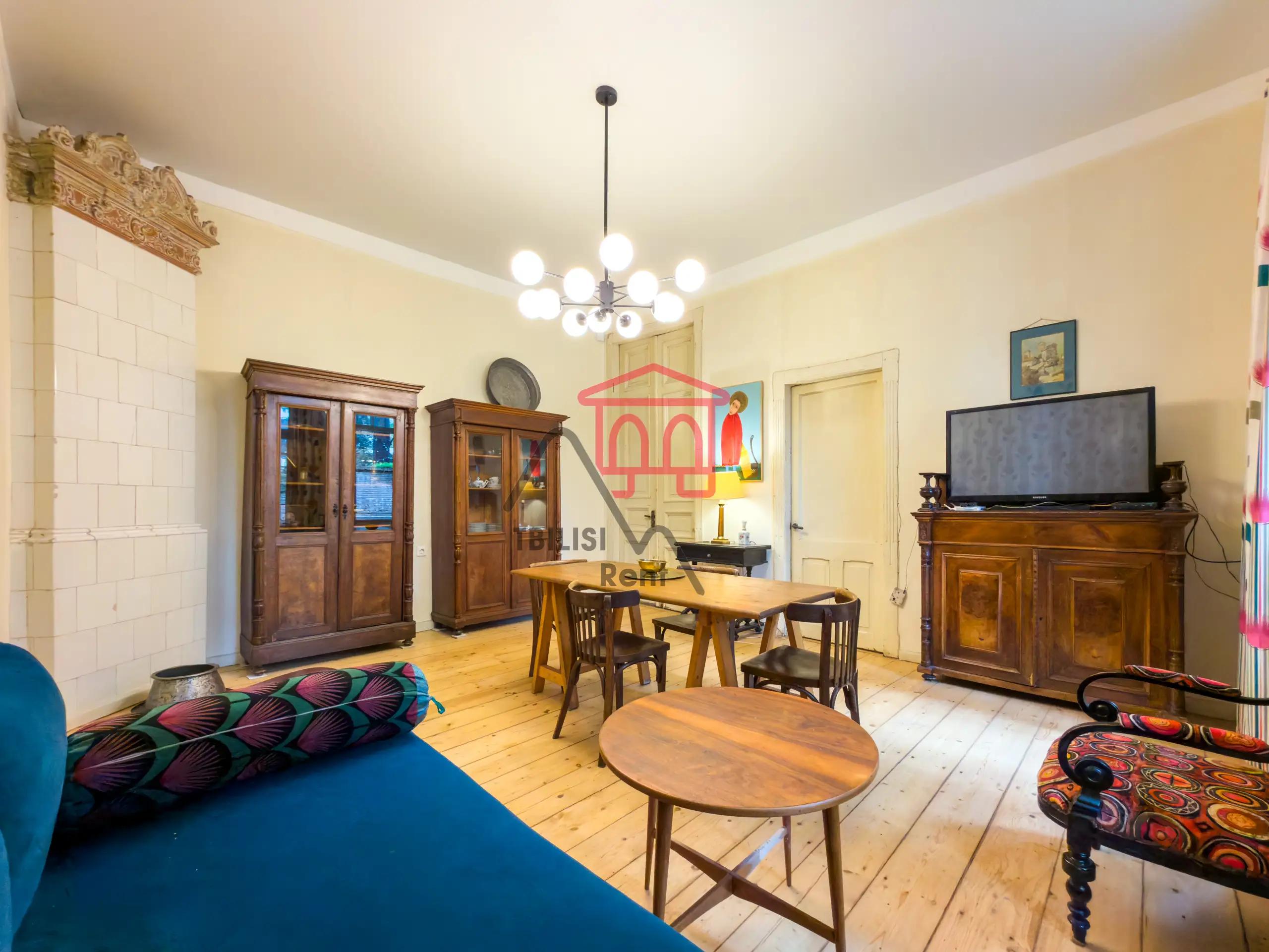 Vintage 2-Bedroom Apartment on Vera photo 2 of 8
