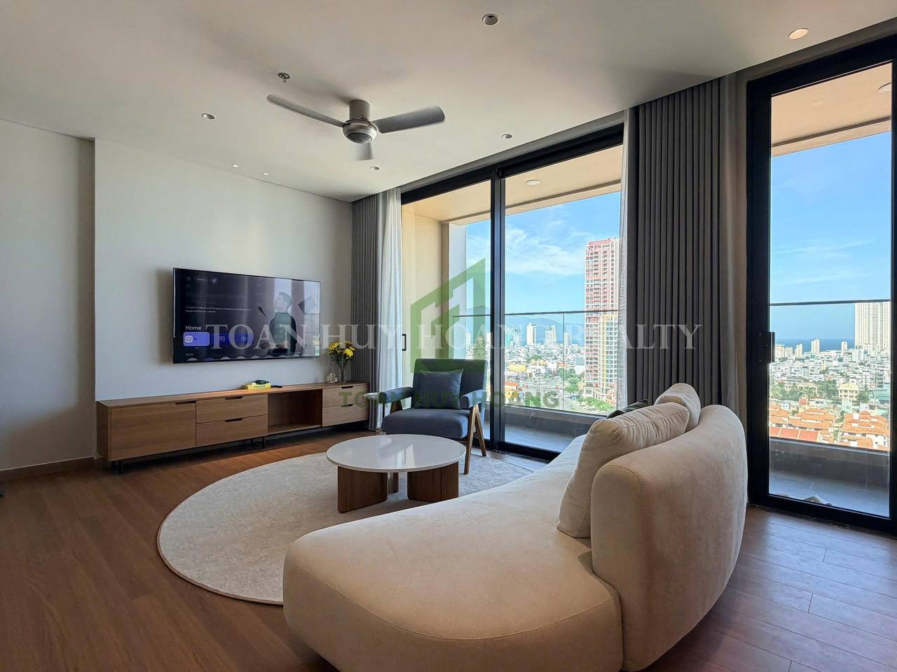 Luxury 2-Bedroom Apartment with Sea and Han River Views photo 1 of 8