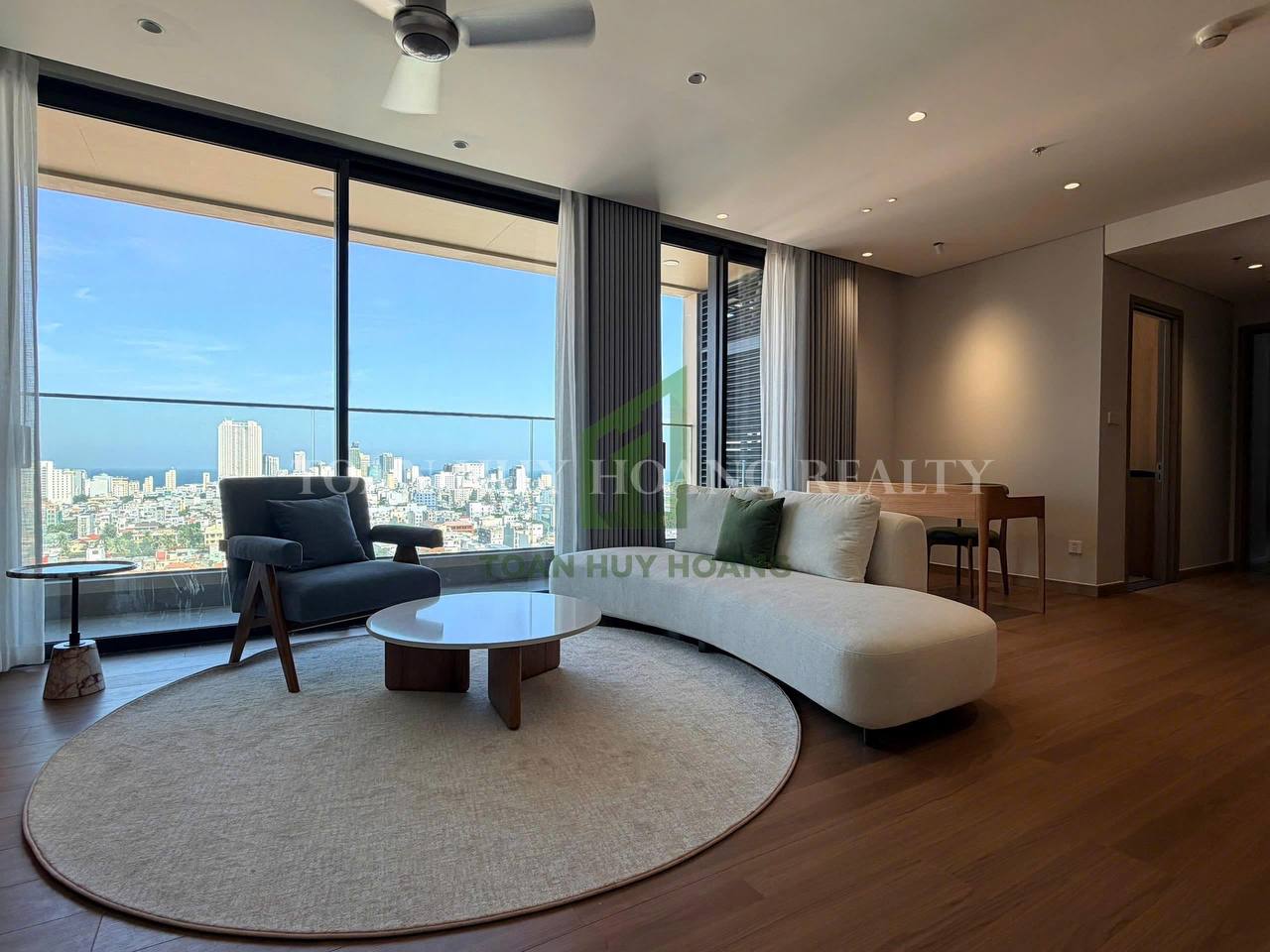 Luxury 2-Bedroom Apartment with Sea and Han River Views photo 2 of 8