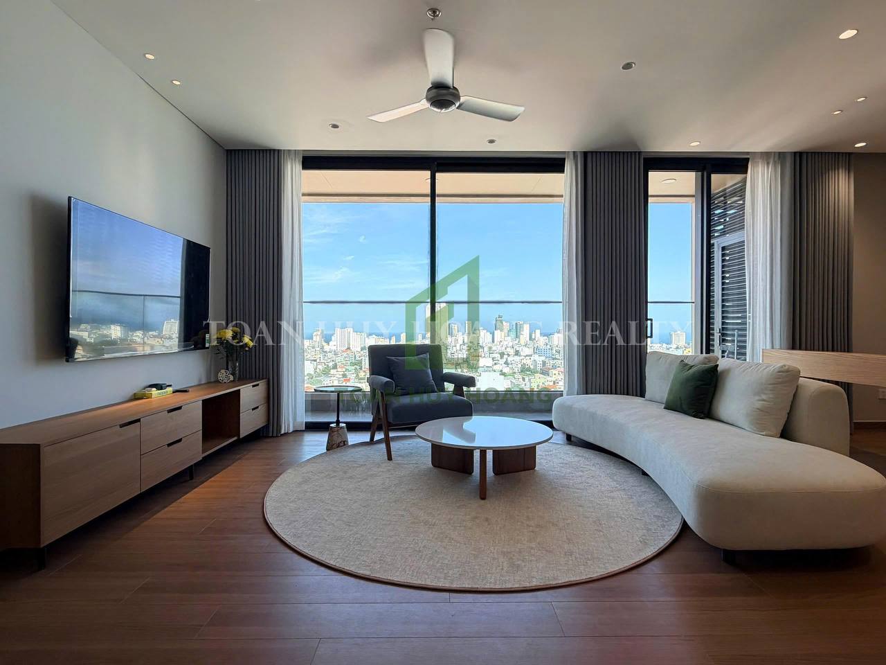 Luxury 2-Bedroom Apartment with Sea and Han River Views photo 3 of 8
