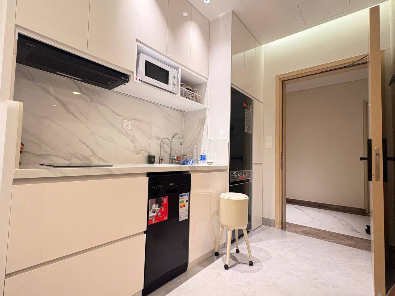 High-Floor Studio Apartment Near the River photo 5 of 8