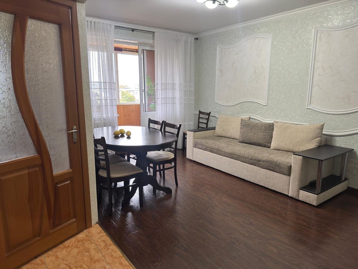 Two-Bedroom Apartment with Living Room in Buiucani photo 3 of 8