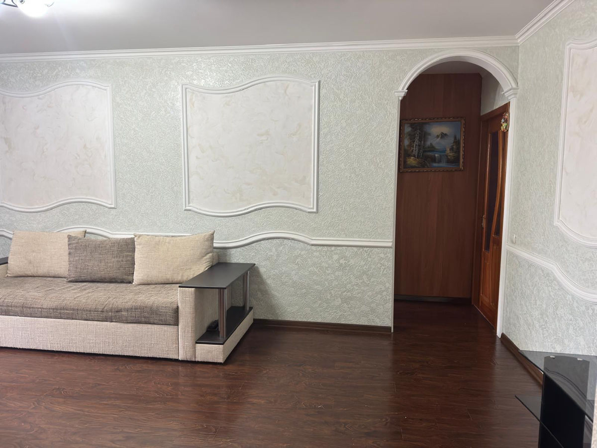 Two-Bedroom Apartment with Living Room in Buiucani photo 4 of 8