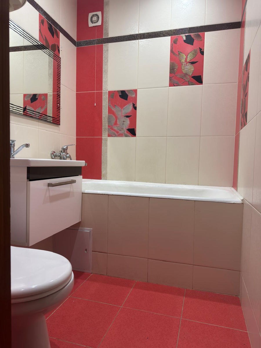 Two-Bedroom Apartment with Living Room in Buiucani photo 5 of 8
