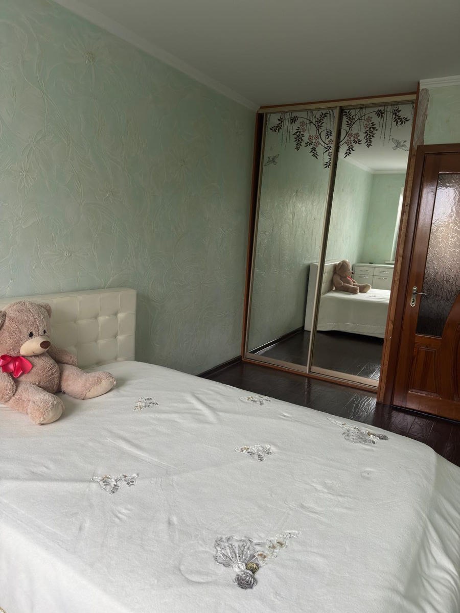 Two-Bedroom Apartment with Living Room in Buiucani photo 7 of 8