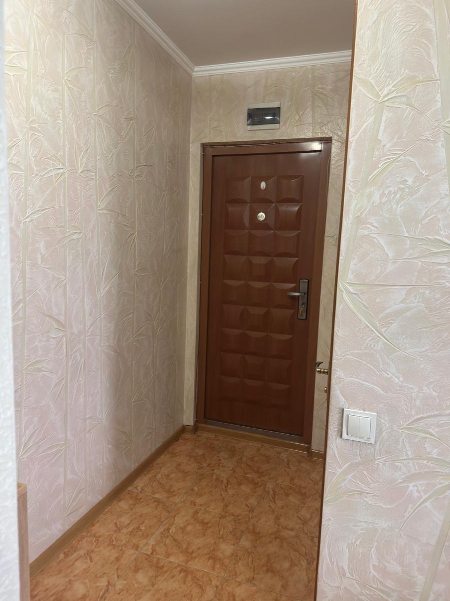 Two-Bedroom Apartment with Living Room in Buiucani photo 8 of 8