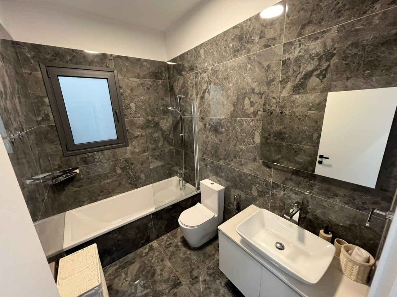 3-Bedroom Apartment with Sea View in Germasogeia photo 3 of 4