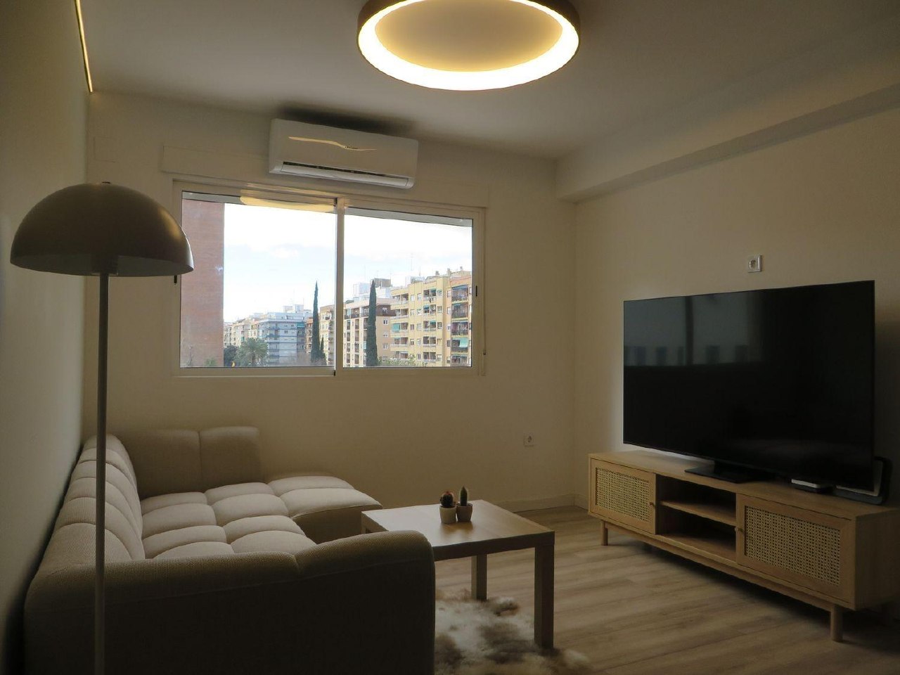 Furnished 2-Bedroom Apartment in Mont-Olivet photo 3 of 8