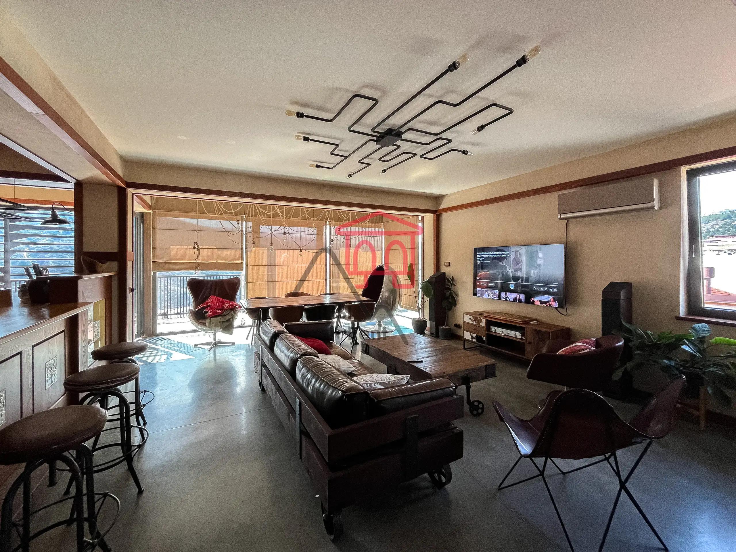 Two-Level Penthouse with Rooftop Terrace photo 7 of 8