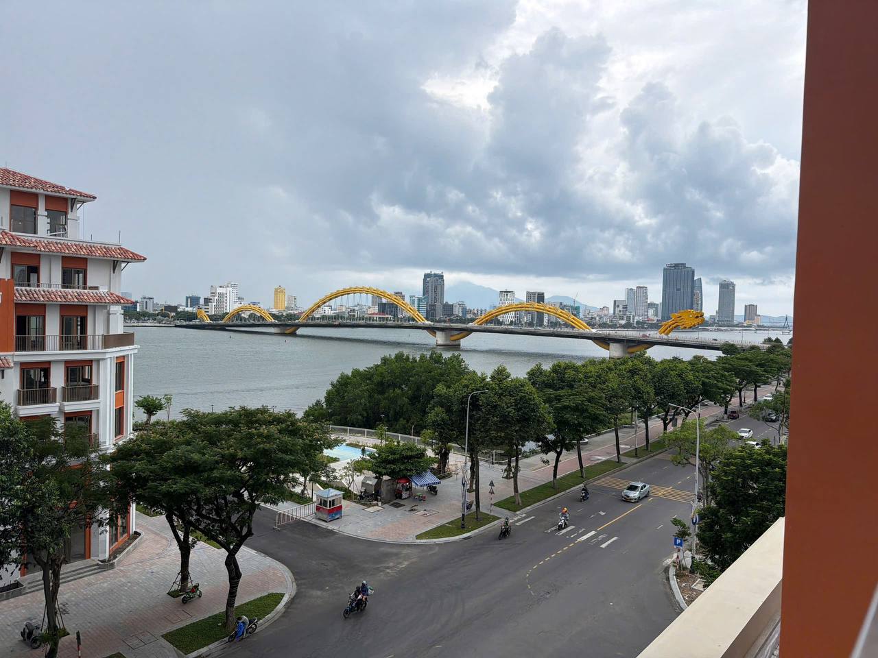 Studio Apartment with Dragon Bridge View photo 1 of 7