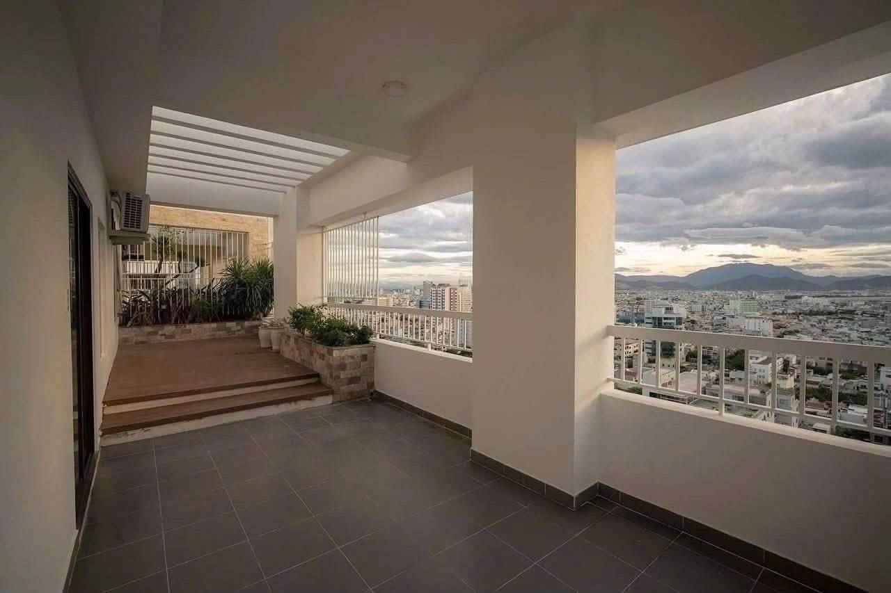 Spacious 4-Bedroom Apartment in Da Nang Plaza photo 3 of 8