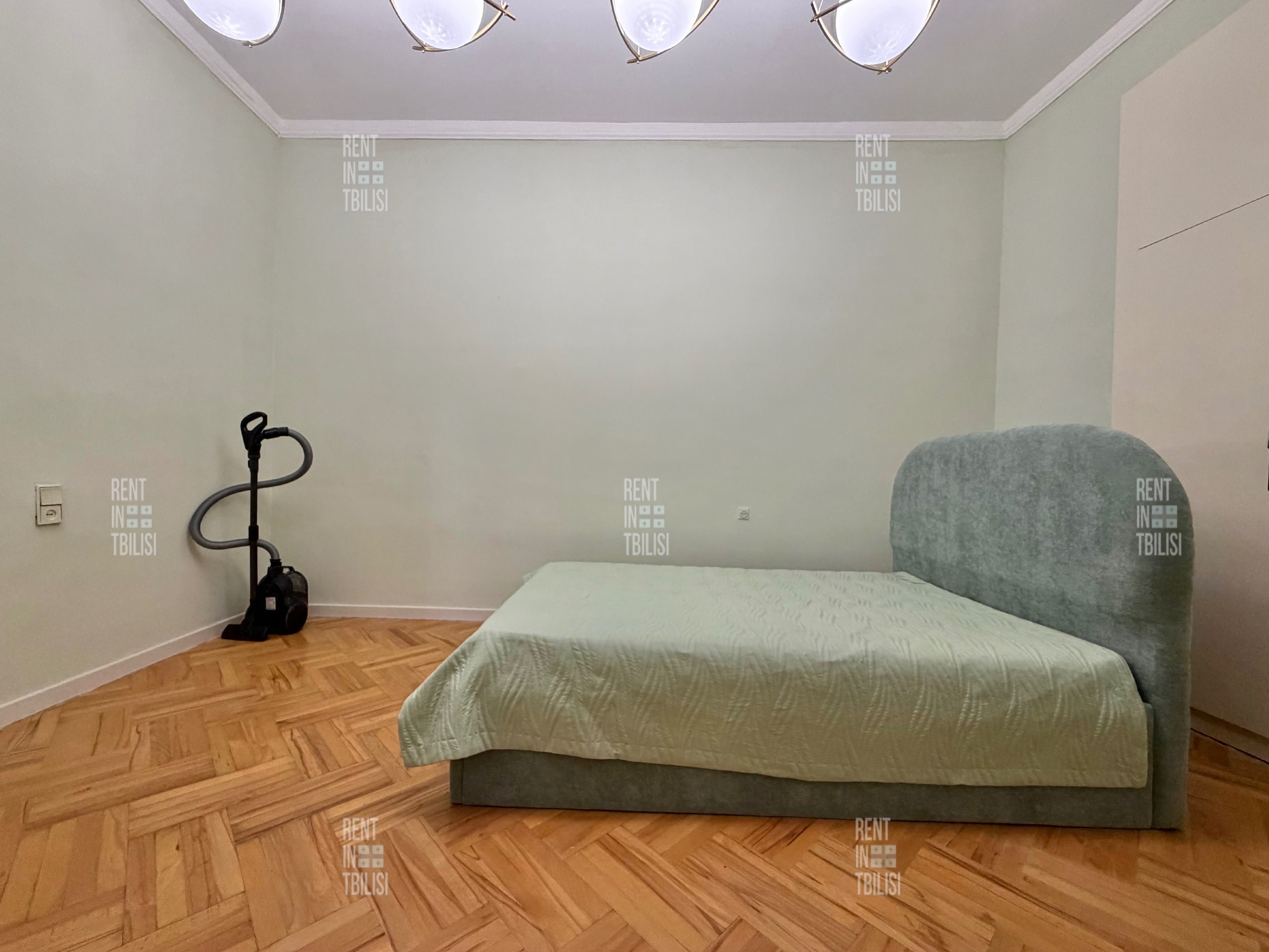 2-Bedroom Apartment in Mtatsminda photo 5 of 8