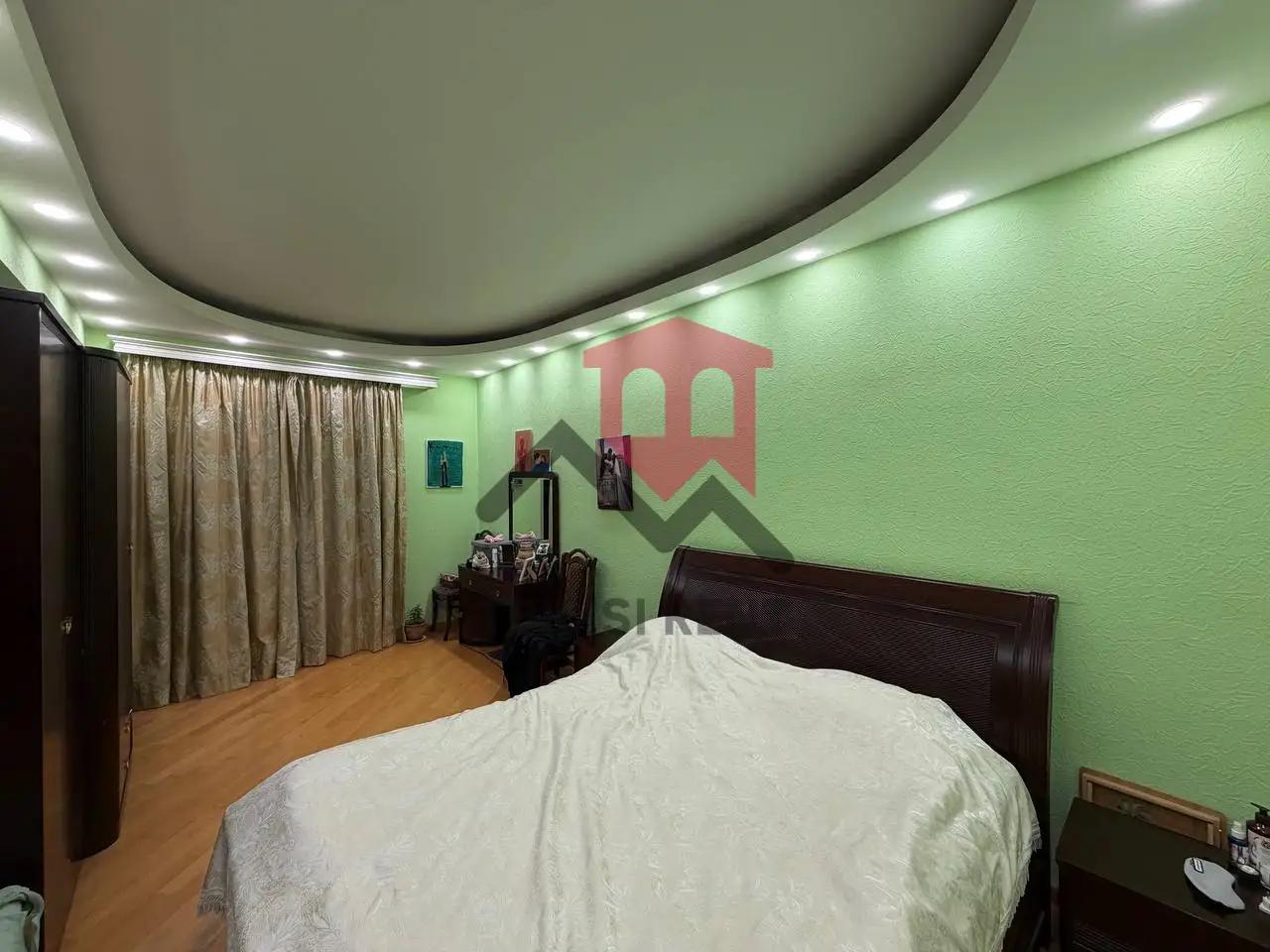 Spacious 4-Bedroom Apartment in Saburtalo photo 6 of 8