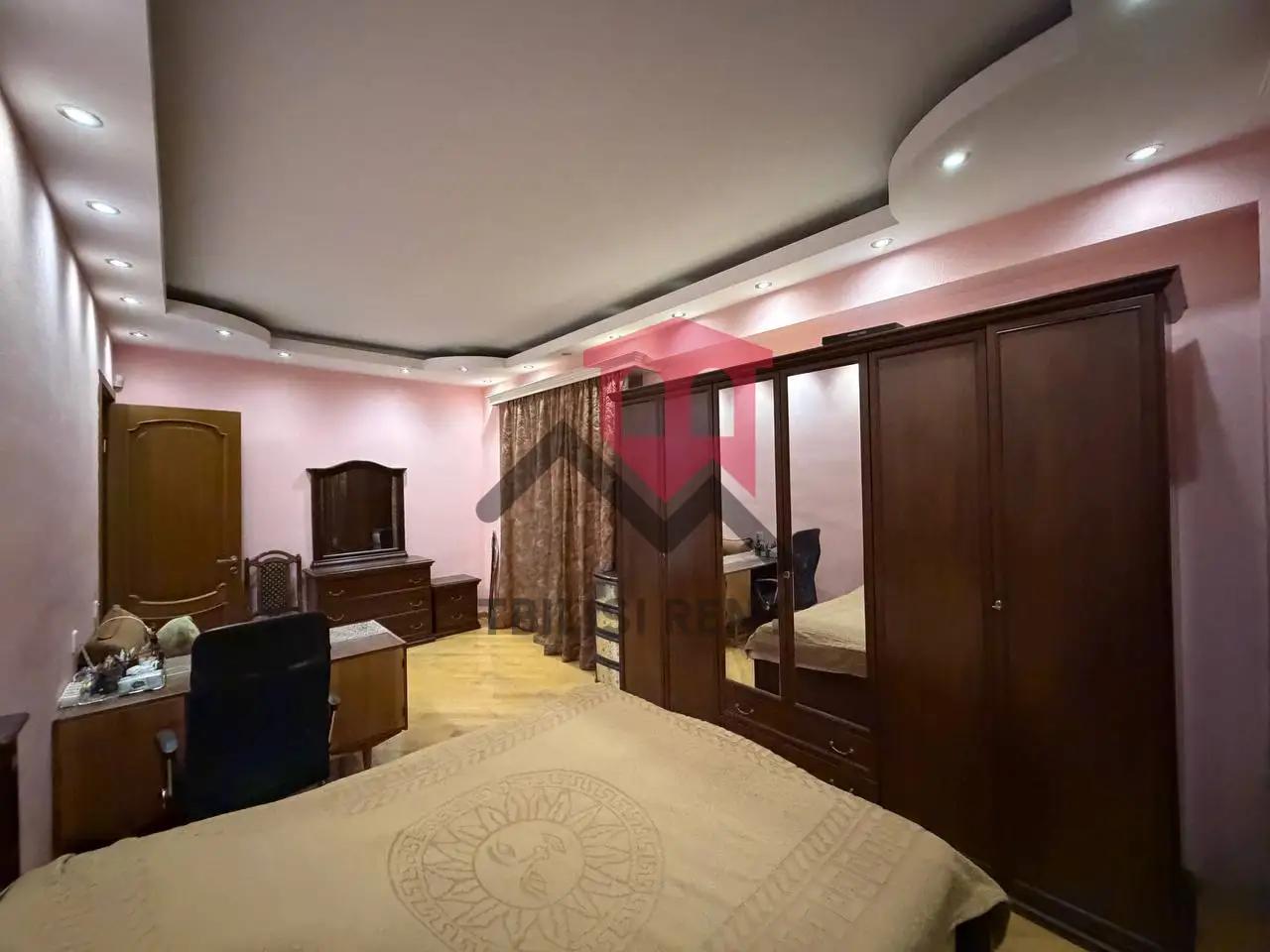 Spacious 4-Bedroom Apartment in Saburtalo photo 7 of 8