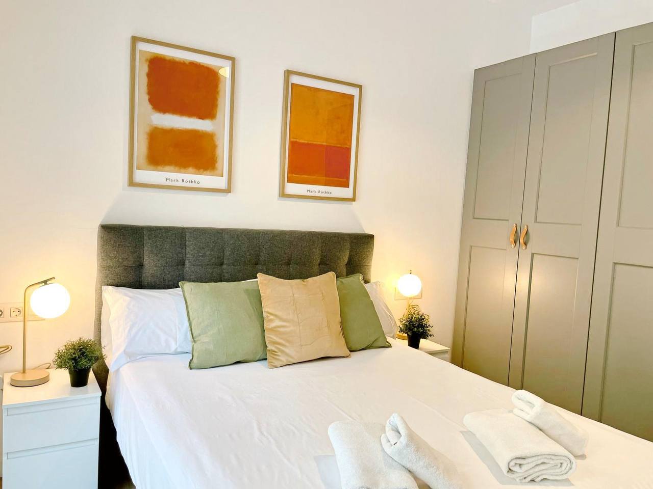 Furnished 3-Bedroom Apartment Near Entença Metro