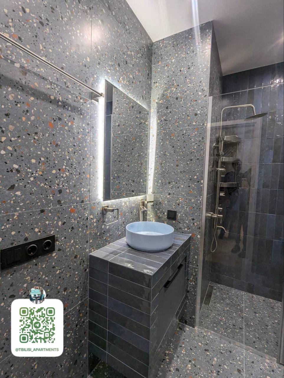 Premium 1-Bedroom Apartment in Mtatsminda photo 7 of 8
