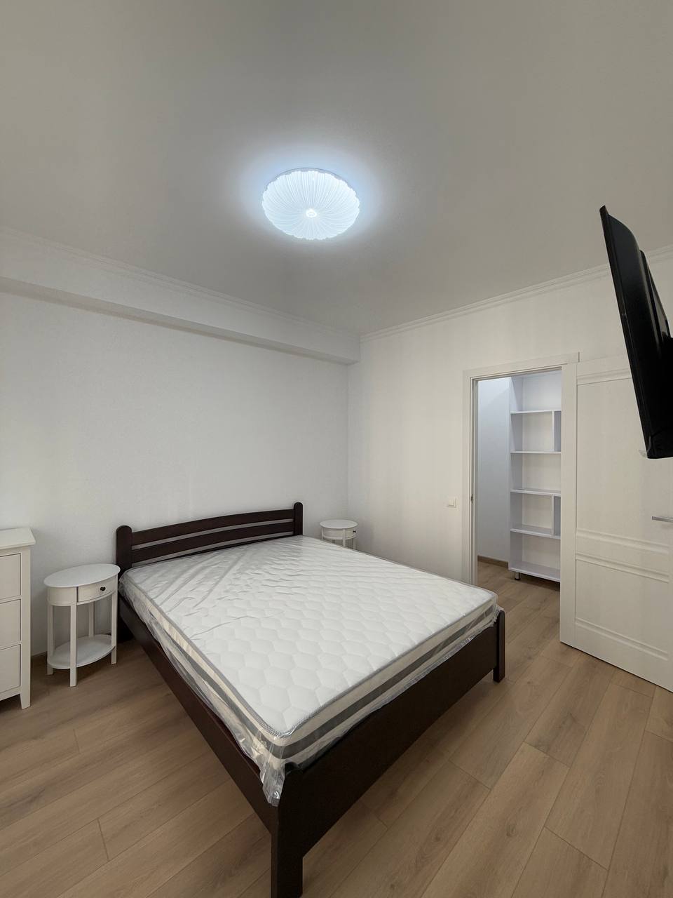 1-Bedroom Apartment with Living Room in Sculeni photo 2 of 8