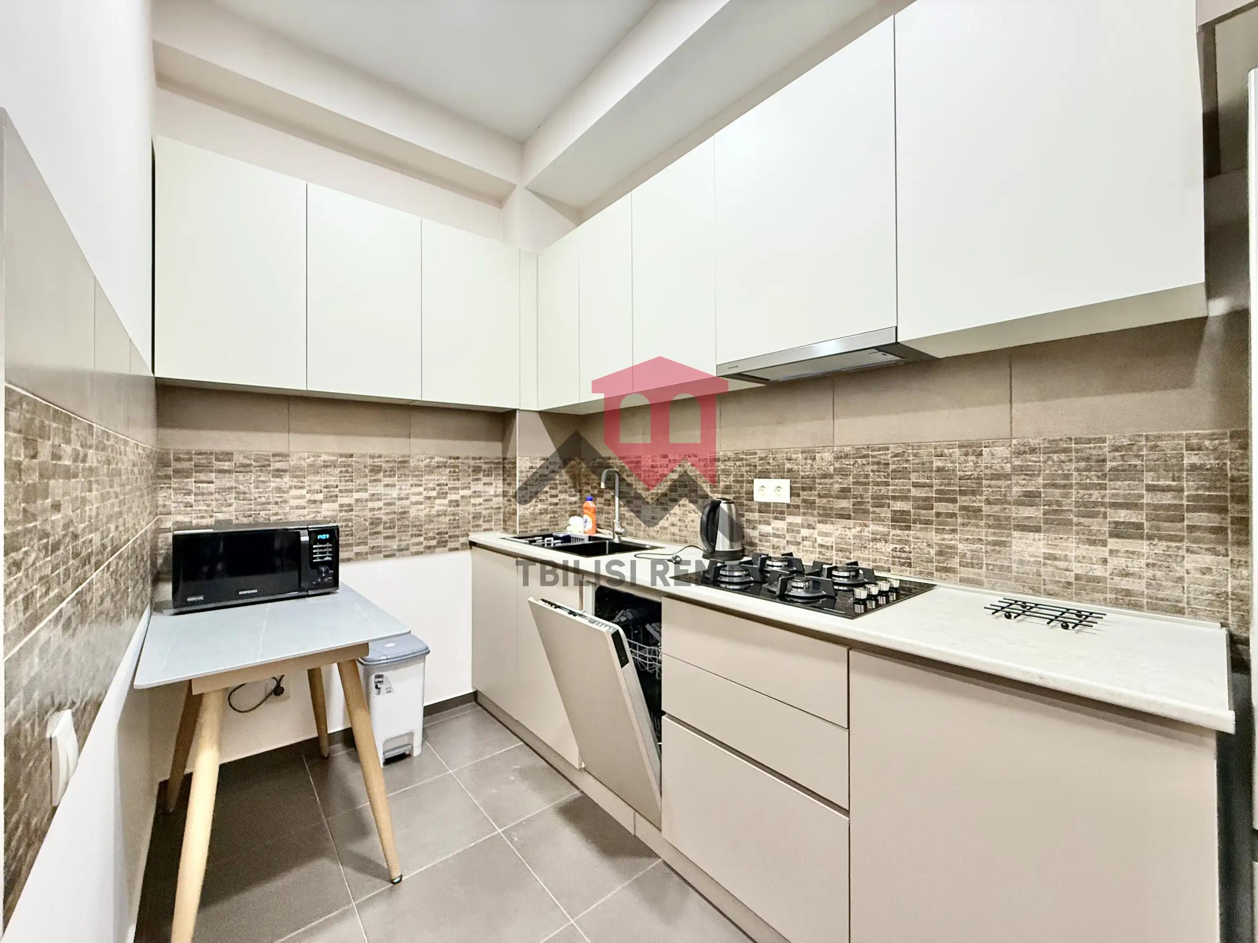 Modern 1-Bedroom Apartment in Axis Palace photo 4 of 8