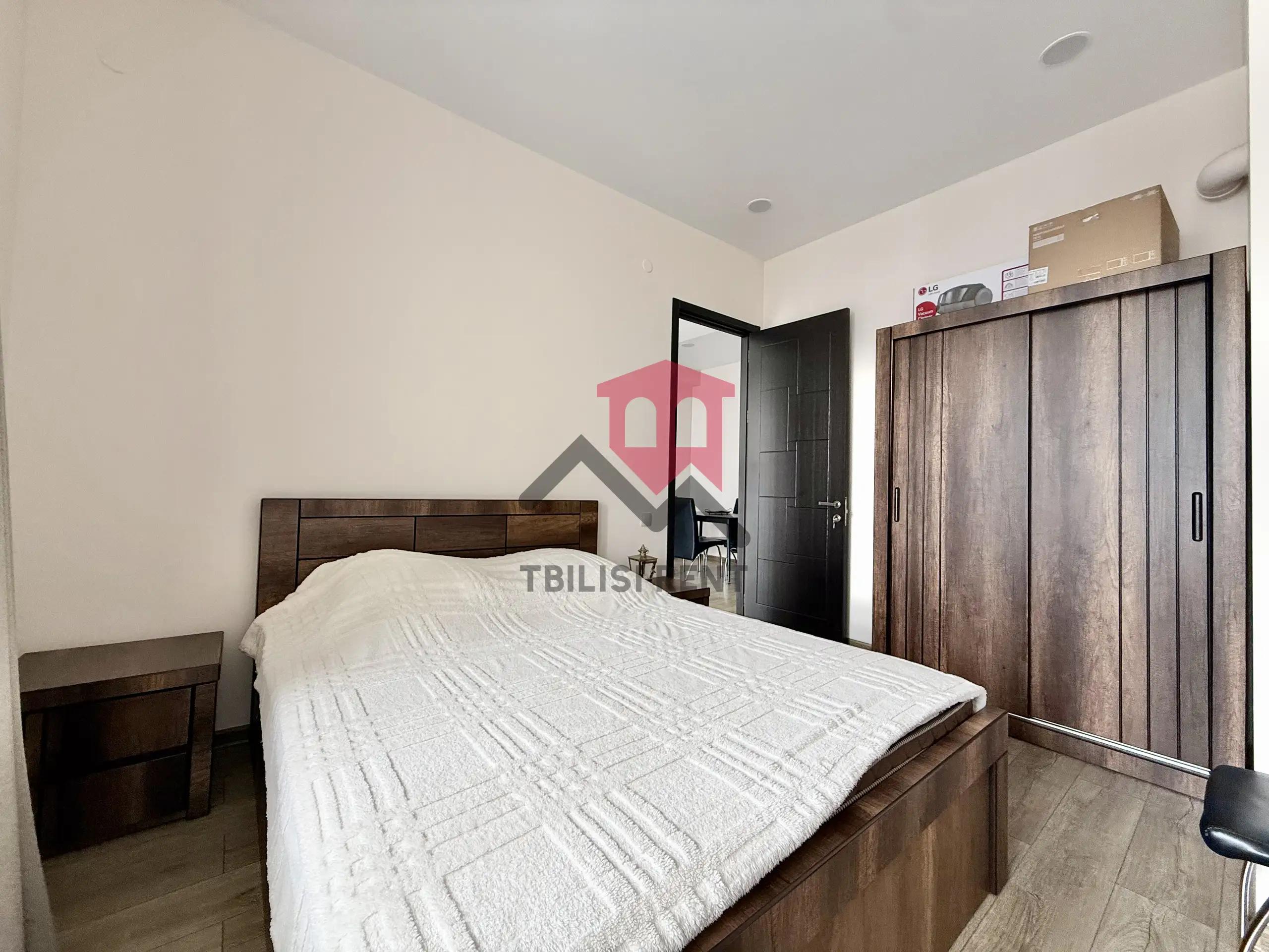 Modern 1-Bedroom Apartment in Axis Palace photo 7 of 8