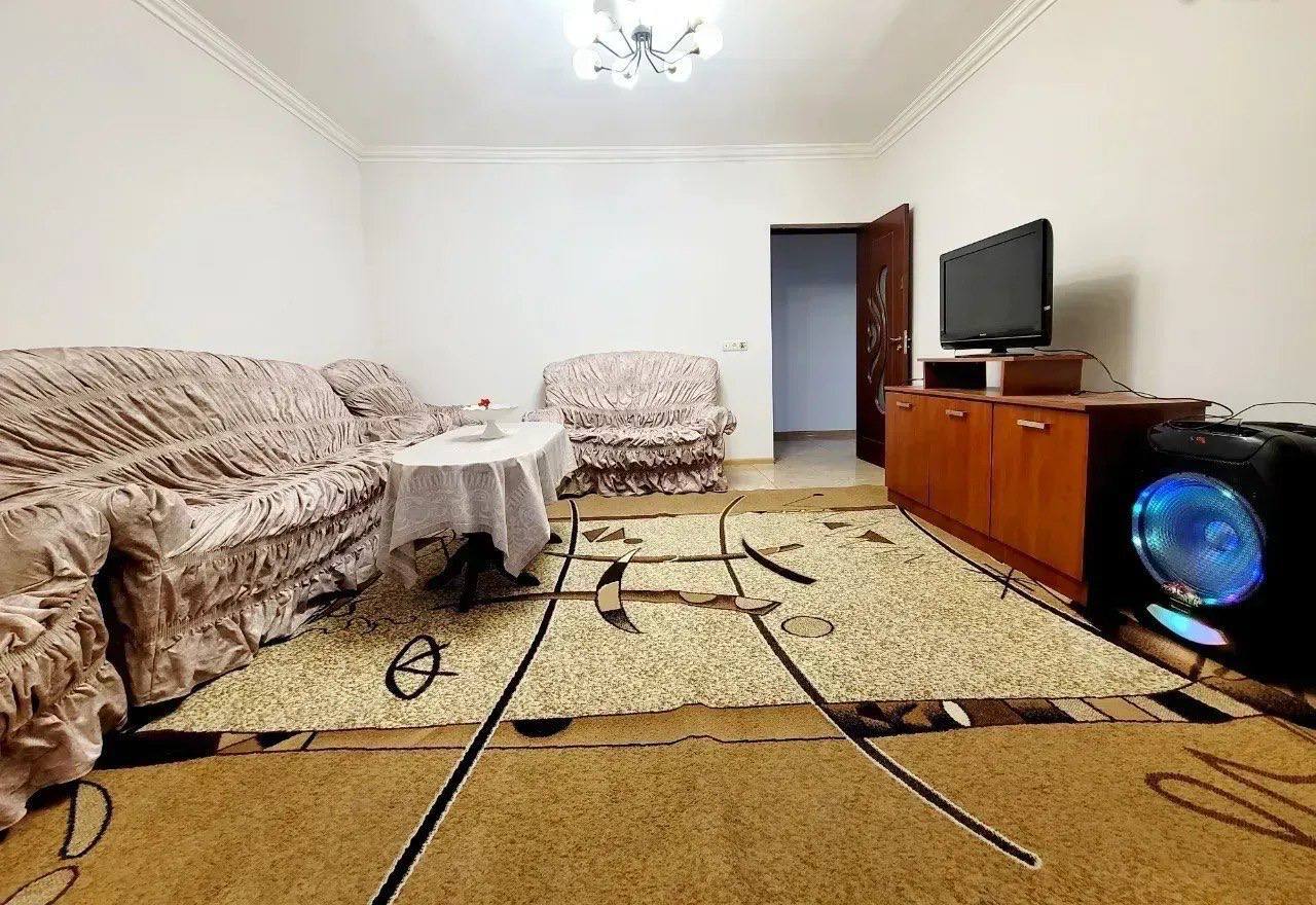 Furnished 3-Bedroom Apartment in Arabkir photo 1 of 8