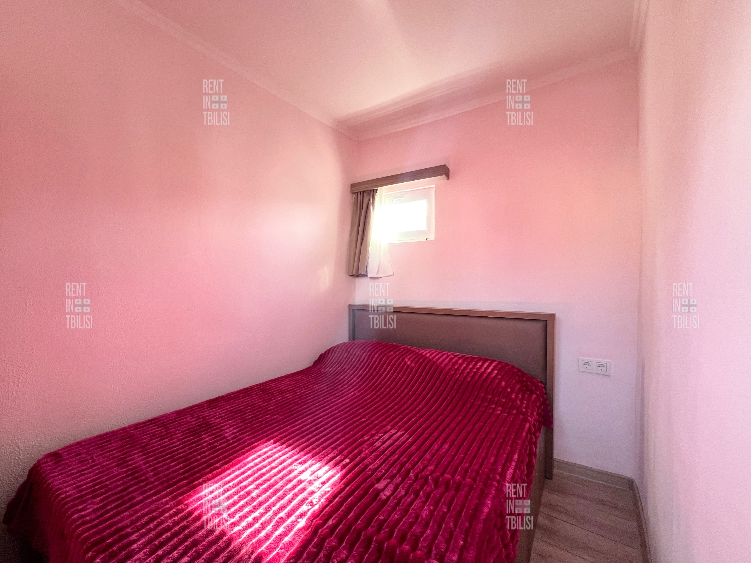Cozy One-Bedroom House with View photo 6 of 8