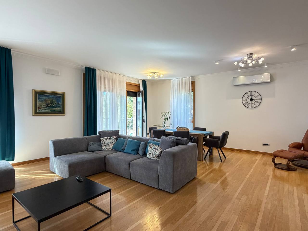 Spacious 3-Bedroom Apartment in Dedinje photo 1 of 8