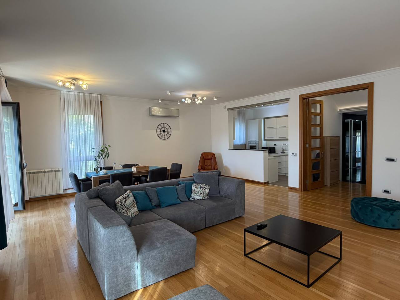 Spacious 3-Bedroom Apartment in Dedinje photo 2 of 8