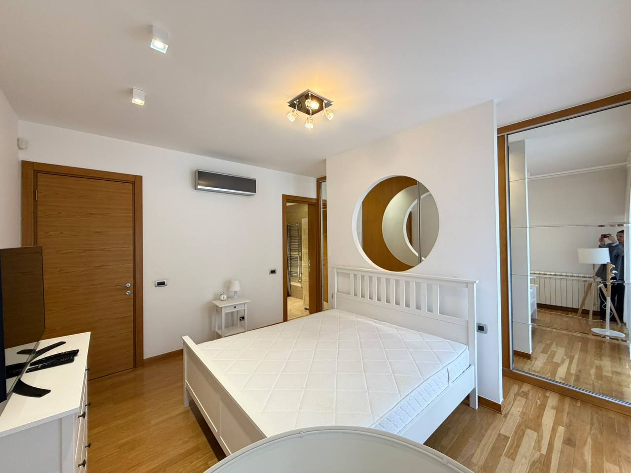 Spacious 3-Bedroom Apartment in Dedinje photo 4 of 8