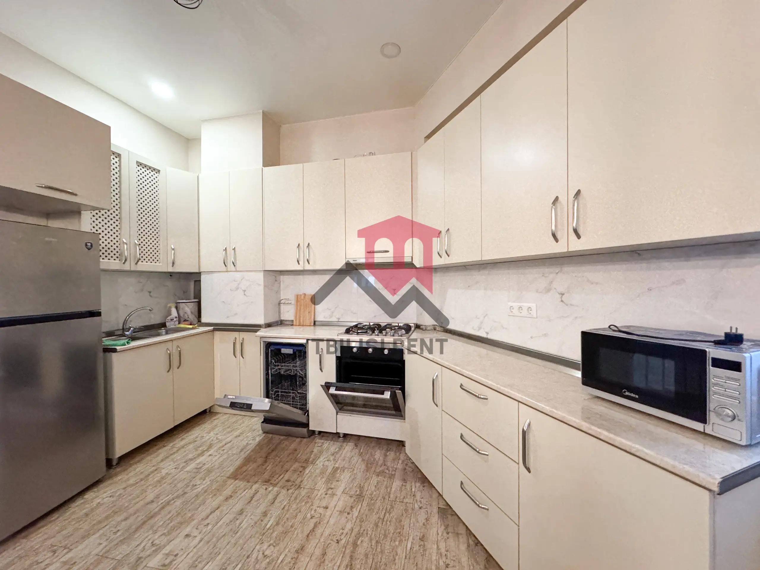 Spacious 3-Bedroom Apartment in Saburtalo photo 4 of 8